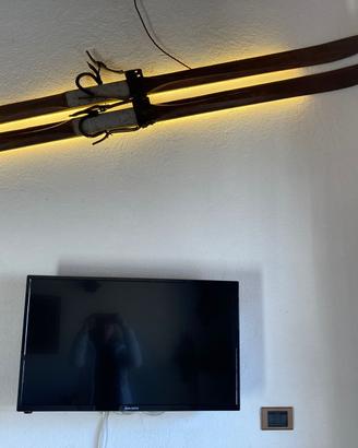 Coppia di sci antichi in legno