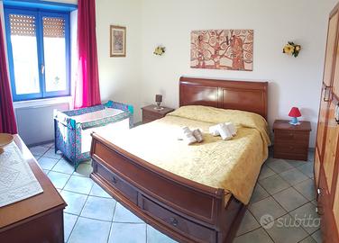 Letto in legno massello con cassettoni