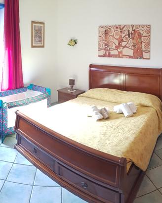 Letto in legno massello con cassettoni