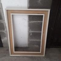 Cornice in legno, tela e plastica