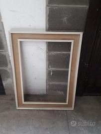 Cornice in legno, tela e plastica