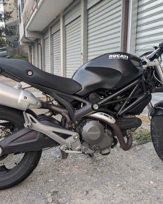 Ducati Monster 696 dark steahlt.