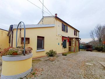 Villa di 130 m² con 5 locali e box auto a Copparo