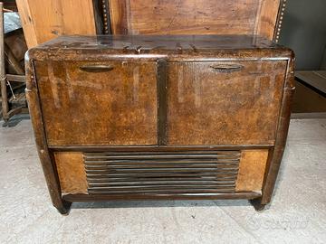Mobile radio d’epoca in legno