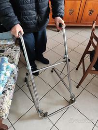 Deambulatore a due ruote pieghevole e regolabile