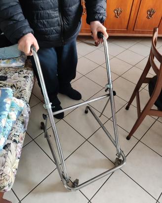 Deambulatore a due ruote pieghevole e regolabile