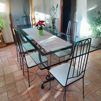 Tavolo in ferro battuto con cristallo e sei sedie 
