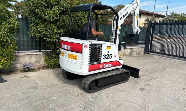 E152 Escavatore 25Q Bobcat 325
