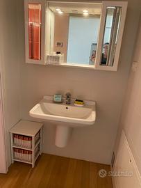 Mobiletto bagno con specchi