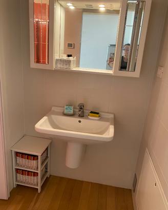 Mobiletto bagno con specchi
