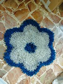 Tappeto a Forma di Fiore – Blu e Bianco Grigio