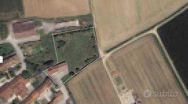 Grande Cascina con Terreno e Magazzino a Castel Go