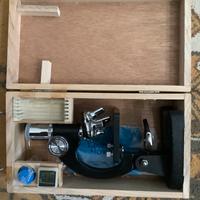 Microscopio in cassetta di legno