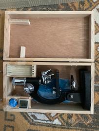 Microscopio in cassetta di legno