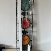Orologio da parete che supporta tre orari diversi.