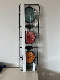 Orologio da parete che supporta tre orari diversi.