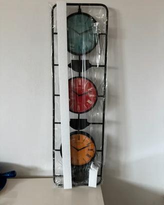 Orologio da parete che supporta tre orari diversi.