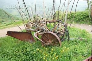 Aratro trainato con regolazione idraulica