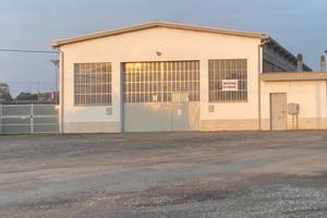 Capannone con piazzale