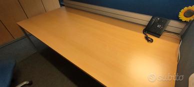 tavolo in legno regolabile con passacavi