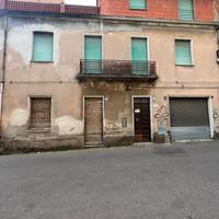 Guspini- Indipendente trilivelli da ristrutturare