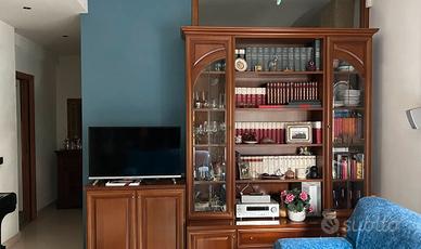 Mobile in legno con libreria e vetrine originali