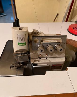 Macchina da cucire “Taglia e cuci” industriale