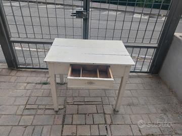 tavolo in legno di abete  antico
