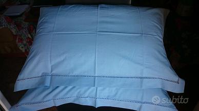 2 federe azzurre per cuscini con orlo ricamato