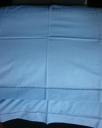 2 federe azzurre per cuscini con orlo ricamato