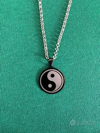 Ciondolo con catenina in acciaio raffigurante Tao