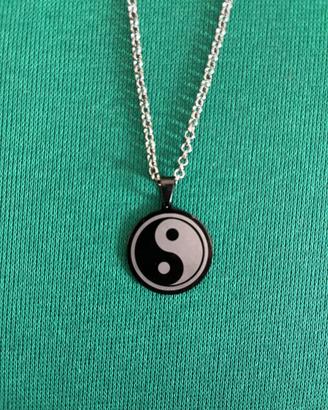 Ciondolo con catenina in acciaio raffigurante Tao