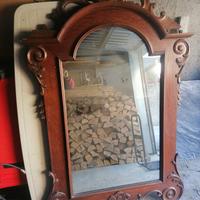 Specchio con cornice in legno