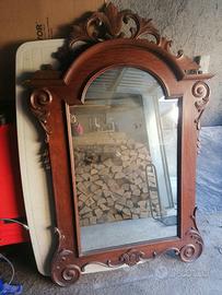 Specchio con cornice in legno