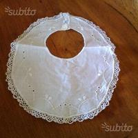 Bavaglino per neonato finemente ricamato