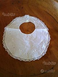 Bavaglino per neonato finemente ricamato