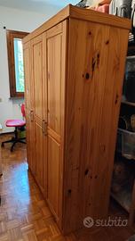 Armadio di legno massiccio chiaro