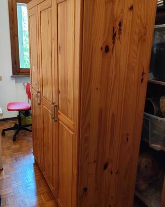 Armadio di legno massiccio chiaro