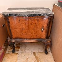 Comodini in legno con top in marmo