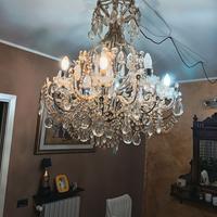Elegante lampadario in cristallo stile classico