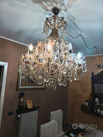 Elegante lampadario in cristallo stile classico