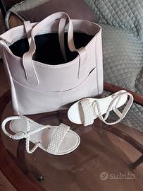 Maglietta ,borsa e sandali bianchi