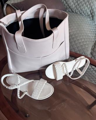 Maglietta ,borsa e sandali bianchi