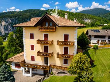 Albergo con ampio giardino a Tret in Alta Val di N