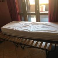 Letto con rotelle ripiegabile e materasso singolo