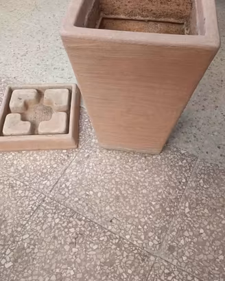 vaso in resina con sottovaso 