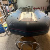 Gommone con chiglia in vetroresina + remi