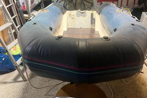 Gommone con chiglia in vetroresina + remi