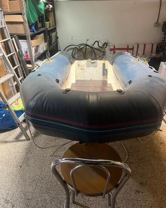 Gommone con chiglia in vetroresina + remi