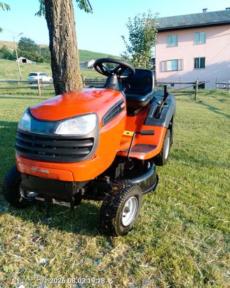 Trattorino rasaerba Jonsered LT2213 C